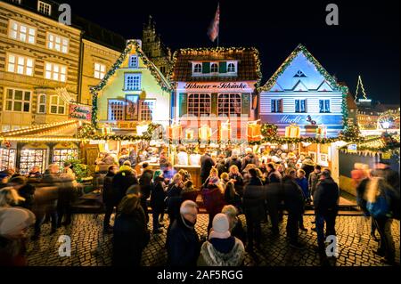 10 Dezember 2019, Bremen: Besucher Spaziergang über den Weihnachtsmarkt auf dem Bremer Marktplatz. (Dpa 'Mustard Trick und Baum Diebstahl: Tatort Weihnachtsmarkt') Foto: mohssen Assanimoghaddam/dpa Stockfoto