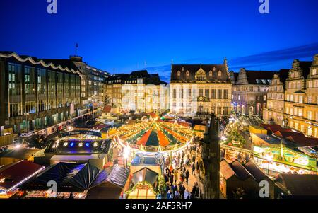 10 Dezember 2019, Bremen: Besucher Spaziergang über den Weihnachtsmarkt auf dem Bremer Marktplatz. Foto: mohssen Assanimoghaddam/dpa Stockfoto