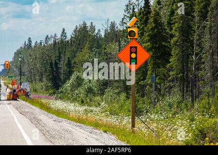 Temporärer Zustand Straße Warnschilder auf der Straße vor der Straße Arbeit Zone, Signal Ampel vor. Verlangsamen. mit Lampen, kanadischen Landstraßen. Stockfoto