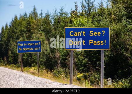 Französisch und Englisch Angaben zum blauen Schildern, die Sie nicht sehen können, nicht überholen, Kanadische ländlichen Land am Straßenrand, Ontario, Kanada Stockfoto