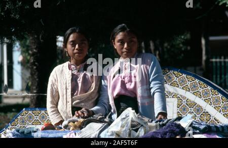 Indigenen Tzotzil (Tsotzil) Maya Schwestern haben die Schule abgebrochen Waren auf dem lokalen Markt in Comitán de Domínguez, Chiapas, Mexiko zu verkaufen. Stockfoto