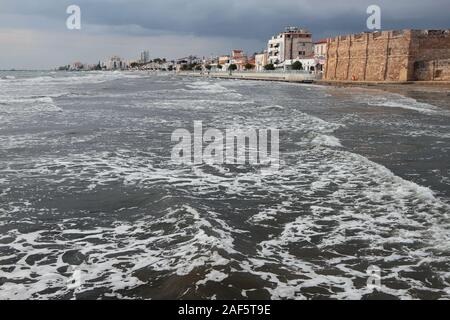 Mittelalterliche Festung und Stadt am Meer. Larnaca, Zypern Stockfoto