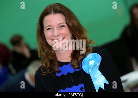 Chichester, Großbritannien. 13 Dez, 2019. Chichester, West Sussex, UK. Wahl 2019 - konservative Gillian Keegan gewinnt Chichester mit 35,402 Stimmen und eine Abstimmung Anteil von 57,8 %. Per Kreditkarte: Sam Stephenson/Alamy Leben Nachrichten fotografiert. Stockfoto