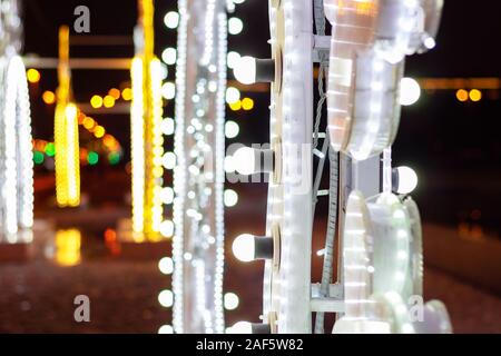 Straße Dekorationen Weihnachten Leuchtmittel Weiß bokeh Stockfoto