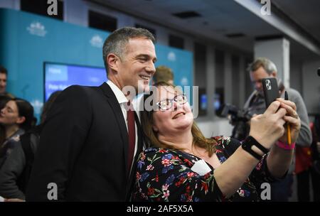 Brighton UK 13 2019 - Zeit für ein selfie für Peter Kyle der Arbeit nach dem Gewinn der Hove Wahlkreis Sitz bei den allgemeinen Wahlen im Brighton Centre heute Abend: Credit Simon Dack/Alamy Leben Nachrichten gehalten werden Stockfoto