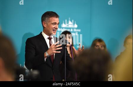 Brighton UK 13 2019 - Peter Kyle der Arbeit gewinnt den Hove Wahlkreis Sitz bei den allgemeinen Wahlen im Brighton Centre heute Abend: Credit Simon Dack/Alamy Leben Nachrichten gehalten werden Stockfoto