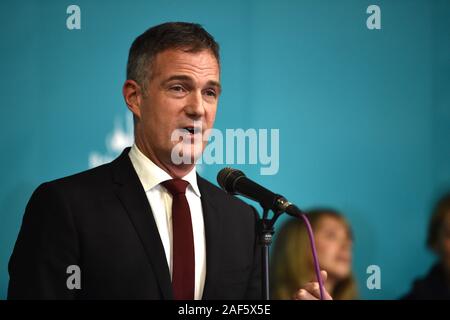 Brighton UK 13 2019 - Peter Kyle der Arbeit gewinnt den Hove Wahlkreis Sitz bei den allgemeinen Wahlen im Brighton Centre heute Abend: Credit Simon Dack/Alamy Leben Nachrichten gehalten werden Stockfoto