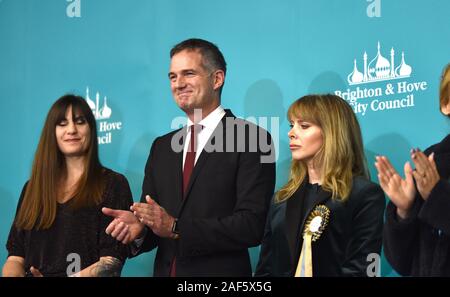 Brighton UK 13 2019 - Peter Kyle der Arbeit gewinnt den Hove Wahlkreis Sitz bei den allgemeinen Wahlen im Brighton Centre heute Abend: Credit Simon Dack/Alamy Leben Nachrichten gehalten werden Stockfoto