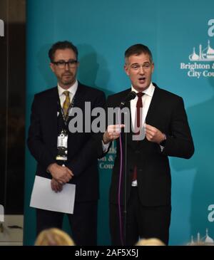 Brighton UK 13 2019 - Peter Kyle der Arbeit gewinnt den Hove Wahlkreis Sitz bei den allgemeinen Wahlen im Brighton Centre heute Abend: Credit Simon Dack/Alamy Leben Nachrichten gehalten werden Stockfoto