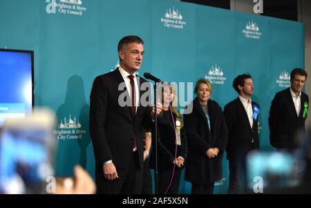 Brighton UK 13 2019 - Peter Kyle der Arbeit gewinnt den Hove Wahlkreis Sitz bei den allgemeinen Wahlen im Brighton Centre heute Abend: Credit Simon Dack/Alamy Leben Nachrichten gehalten werden Stockfoto