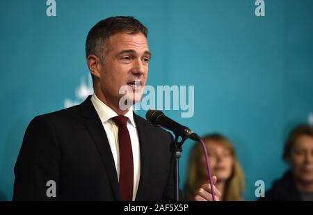 Brighton UK 13 2019 - Peter Kyle der Arbeit gewinnt den Hove Wahlkreis Sitz bei den allgemeinen Wahlen im Brighton Centre heute Abend: Credit Simon Dack/Alamy Leben Nachrichten gehalten werden Stockfoto