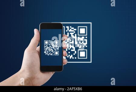 QR-Code scannen Zahlung und überprüfung. Hand mit smart phone QR-Code scannen Stockfoto