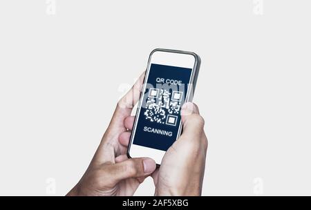 QR-Code scannen Zahlung und überprüfung. Hand mit smart phone QR-Code scannen Stockfoto