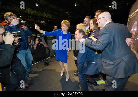 Glasgow, UK. 13 Dez, 2019. Im Bild: (in Blau) Nicola Sturgeon MSP - Erster Minister von Schottland und Leiter der Scottish National Party (SNP); das Stehen zusammen mit HRE-Kandidaten gewinnen. Szenen aus der Auszählung der Stimmen bei den Schottischen Ausstellungs- und Konferenzzentrum (SECC). Die Polen haben jetzt geschlossen um 22 Uhr an und die Auszählung der Stimmen ist jetzt unterwegs für den britischen Parlamentarischen Wahlen 2019. Dies ist das erste Mal in fast 100 Jahren, dass eine allgemeine Wahl im Dezember stattgefunden hat. Credit: Colin Fisher/Alamy leben Nachrichten Stockfoto