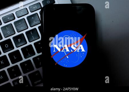 Iphone mit NASA-Logo Hintergrund Planeten. Die NASA ist die US-Regierung Agentur verantwortlich für die zivile Raumfahrtprogramm. Usa, Kalifornien, Freitag, Stockfoto