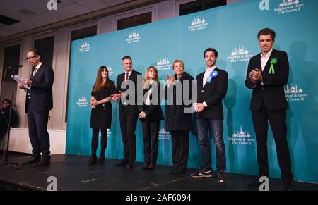 Brighton UK 13 2019 - Peter Kyle der Arbeit gewinnt den Hove Wahlkreis Sitz bei den allgemeinen Wahlen im Brighton Centre heute Abend: Credit Simon Dack/Alamy Leben Nachrichten gehalten werden Stockfoto