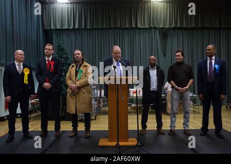 Maidenhead, Großbritannien. 13. Dezember, 2019. David V. Scott, Wahlleiter für die Royal Borough of Windsor und Maidenhead, verkündet, daß die konservativen Kandidaten Adam Afriyie hat als Mitglied des Europäischen Parlaments für das Windsor Wahlkreis gewählt worden. Credit: Mark Kerrison/Alamy leben Nachrichten Stockfoto