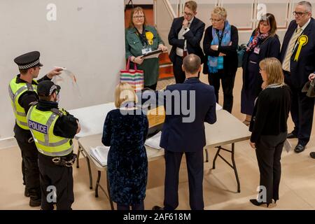 Britischen allgemeinen Wahl 2019 Mhairi Schwarz & Gavin Newlands SNP. Die Wahlbeteiligung betrug. Stockfoto