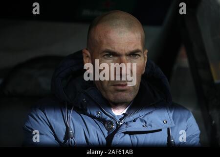 Peking, Belgien. 11 Dez, 2019. Von Real Madrid Haupttrainer Zinedine Zidane an schaut, bevor eine Gruppe mit einem Spiel der UEFA Champions League 2019-2020 zwischen Club Brugge und Real Madrid in Brügge, Belgien, Dez. 11, 2019. Credit: Zheng Huansong/Xinhua/Alamy leben Nachrichten Stockfoto