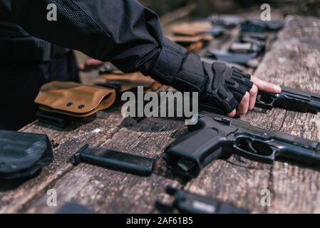 Kursleiter im Sport schießen ihre Waffen in der Natur zu testen Stockfoto