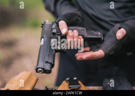 Kursleiter im Sport schießen ihre Waffen in der Natur zu testen Stockfoto