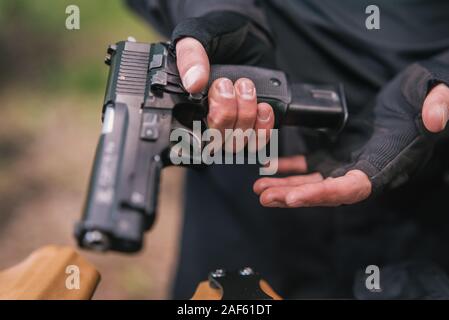 Kursleiter im Sport schießen ihre Waffen in der Natur zu testen Stockfoto
