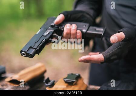Kursleiter im Sport schießen ihre Waffen in der Natur zu testen Stockfoto