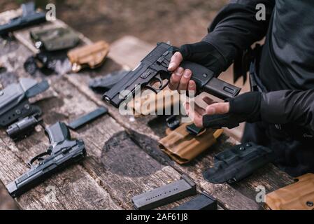 Kursleiter im Sport schießen ihre Waffen in der Natur zu testen Stockfoto