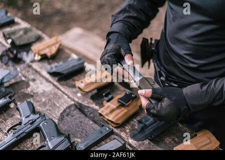 Kursleiter im Sport schießen ihre Waffen in der Natur zu testen Stockfoto