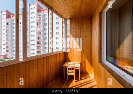 Russland, Omsk - August 05, 2019: das Innere Zimmer Apartment. Balkon mit Blick auf die Straße. Allgemeine Reinigung, Dekoration, die Vorbereitung des Haus für Verkauf Stockfoto