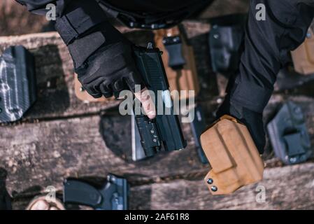 Kursleiter im Sport schießen ihre Waffen in der Natur zu testen Stockfoto