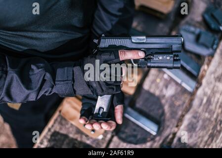 Kursleiter im Sport schießen ihre Waffen in der Natur zu testen Stockfoto