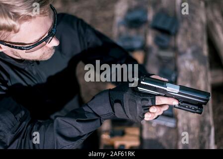 Kursleiter im Sport schießen ihre Waffen in der Natur zu testen Stockfoto
