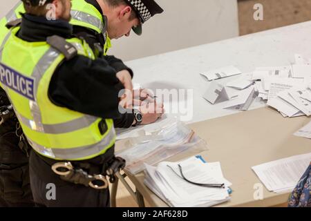 Britischen allgemeinen Wahl 2019 Mhairi Schwarz & Gavin Newlands SNP. Die Wahlbeteiligung betrug. Stockfoto