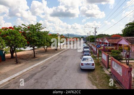 La Boca, Trinidad, Kuba - Juni 6, 2019: Schöne Aussicht auf einen kleinen touristischen kubanische Stadt an einem sonnigen Sommertag. Stockfoto