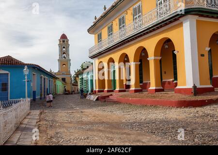 Trinidad, Kuba - Juni 12, 2019: Schöne Aussicht auf eine katholische Kirche in der Plaza Mayor bei einem bunten Abend. Stockfoto