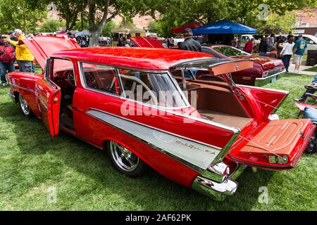 Ein restauriertes und modifizierte 1957 Chevy Nomad Kombi in der Moabiter April Aktion Auto Show in Moab, Utah. Stockfoto