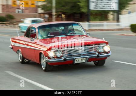 Ein 1961 Chevrolet Impala SS Super Sport mit einem modifizierten 502 Kriminalpolizei Motor Kreuzfahrt in der Moabiter April Aktion Auto Show in Moab, Utah wiederhergestellt. Stockfoto