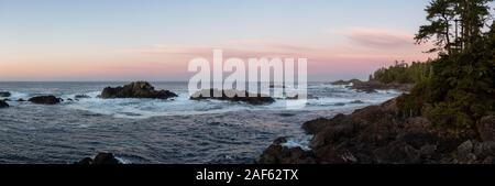 Schöne Panoramasicht auf die felsigen Ozean Küste bei einem bunten und lebhaften Morgen Sonnenaufgang. In Ucluelet, in der nähe von Tofino, Vancouver Island, Bri genommen Stockfoto