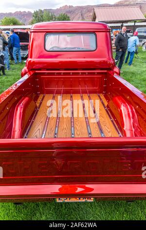 Ein restauriert und 1957 Chevrolet 3100 Pickup Truck geändert in der Moabiter April Aktion Auto Show in Moab, Utah. Stockfoto