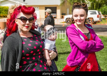 Eine Mutter und Tochter gekleidet in den 50er Jahren Zeitraum Outfits und sportlichen Zeitraum coiffures an der Moabiter April Aktion Auto Show in Moab, Utah. Die ältere Dame Stockfoto