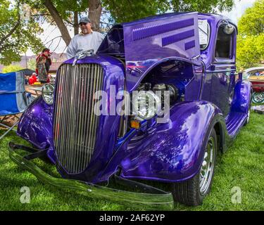 Ein restauriertes und modifizierte 1937 Ford Pickup Truck in der Moabiter April Aktion Auto Show in Moab, Utah. Stockfoto