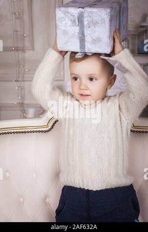 Little boy Holding ein Geschenk Box Stockfoto