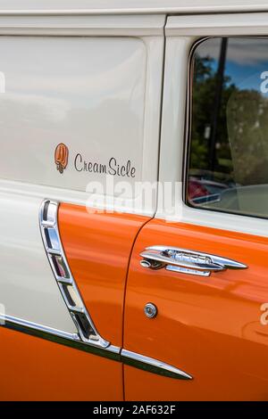 Eine modifizierte 1957 Chevrolet Delivery Wagon der Cream Sicle mit einem benutzerdefinierten orange und weiß Lackierung in der Moabiter April Aktion Auto Show in Moab Stockfoto