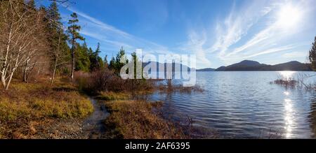 Panoramablick auf Kennedy See von der kanadischen Berge während eines belebten sonnigen Tag umgeben. In der Nähe von Tofino, Vancouver Island, British Columbia, C Stockfoto