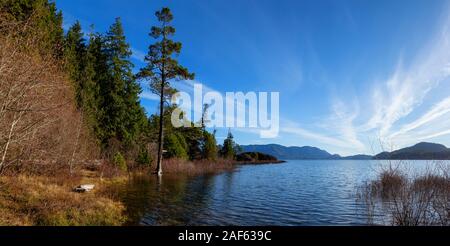 Panoramablick auf Kennedy See von der kanadischen Berge während eines belebten sonnigen Tag umgeben. In der Nähe von Tofino, Vancouver Island, British Columbia, C Stockfoto