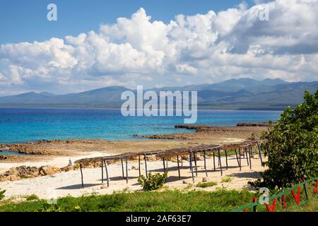 Schöne Aussicht auf die Küste am Karibischen Meer an einem sonnigen Sommertag. In Playa Ancon, in der Nähe von Trinidad, Kuba genommen. Stockfoto