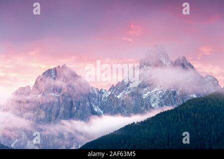 Nebliger Sonnenaufgang über Dreischusterspitze, Dolomiten, Südtirol Stockfoto