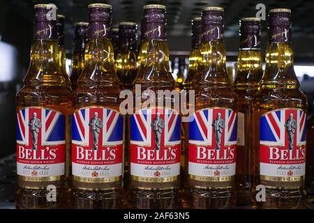 In Tjumen, Russland - November 20, 2019: Flaschen von Bell Whiskey auf einem Regal. Verkauf von alkoholischen Getränken im SB-Warenhausgeschäft Metro. Stockfoto