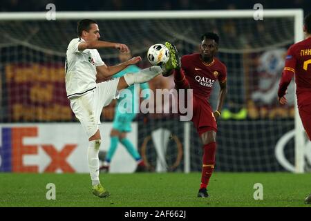 Michael Liendl (Wolfsberg) und Amadou Diawara (Roma) in Aktion während der Europa League Match zwischen AS Roma und Wolfsberg AC im Stadio Olimpico am 23. Dezember 2019 in Rom, Italien. Roma zeichnen von 2-2 mit Wolfsberg AC (Foto von Giuseppe Fama/Pacific Press) Stockfoto